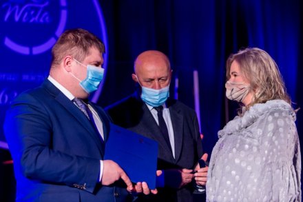 Nagrodę odbiera Izabela Rudzińska - prezes wiślańskiego oddziału PTTK/fot. T. Żak/UMWS