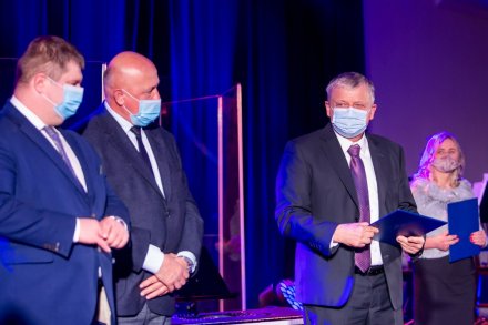 Nagrodę odbiera Zbigniew Dusza - prezes Integracyjnego Stowarzyszenia Wiślańska Jedynka/fot. T. Żak/UMWS