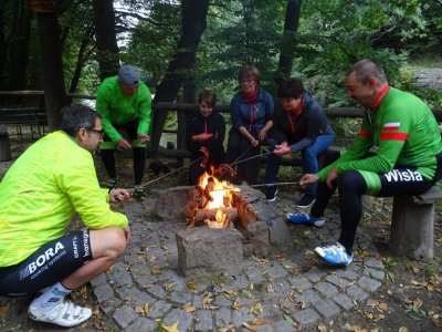 Wspólne pieczenie kiełbasy na koniec rajdu