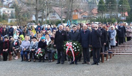 Składanie kwiatów pod Pomnikiem