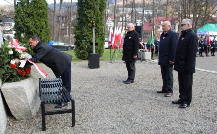 Składanie kwiatów pod Pomnikiem