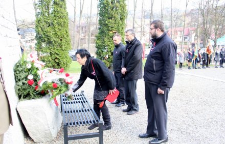 Składanie kwiatów pod Pomnikiem