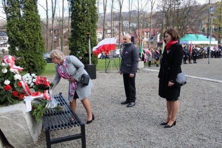 Składanie kwiatów pod Pomnikiem