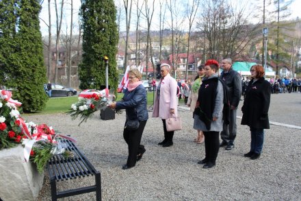 Składanie kwiatów pod Pomnikiem