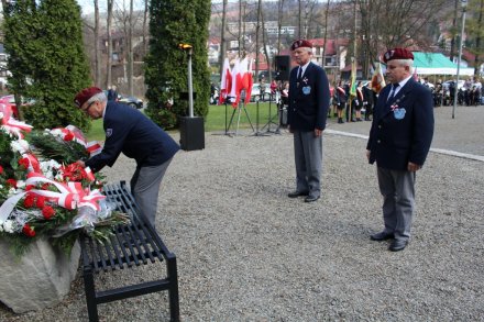 Składanie kwiatów pod Pomnikiem