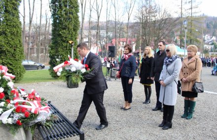 Składanie kwiatów pod Pomnikiem