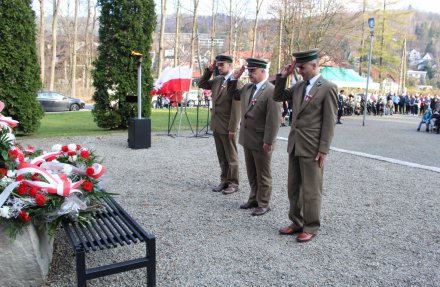Składanie kwiatów pod Pomnikiem
