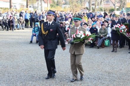 Składanie kwiatów pod Pomnikiem