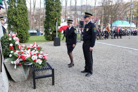 Składanie kwiatów pod Pomnikiem