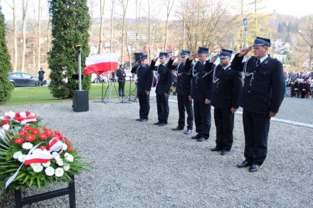 Składanie kwiatów pod Pomnikiem