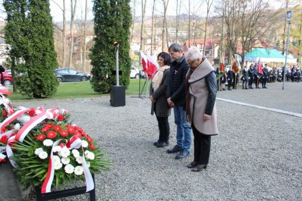 Składanie kwiatów pod Pomnikiem