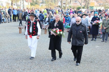 Składanie kwiatów pod Pomnikiem