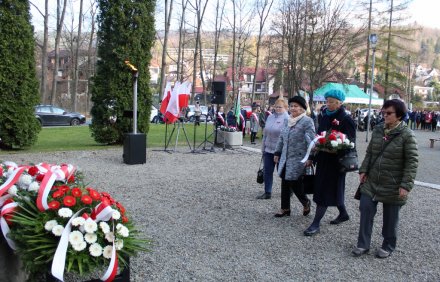 Składanie kwiatów pod Pomnikiem
