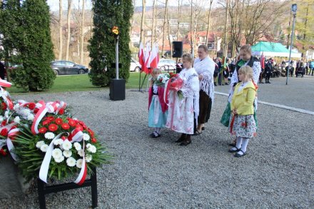 Składanie kwiatów pod Pomnikiem