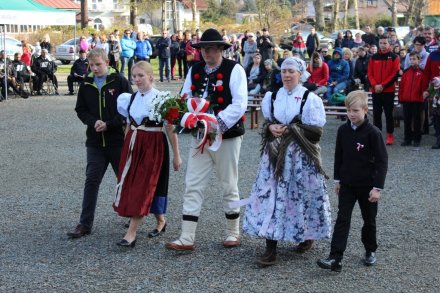 Składanie kwiatów pod Pomnikiem