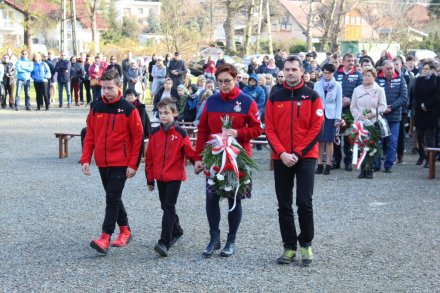 Składanie kwiatów pod Pomnikiem