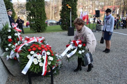 Składanie kwiatów pod Pomnikiem