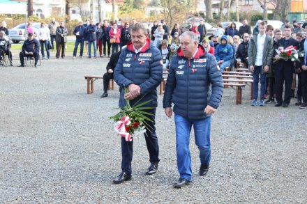 Składanie kwiatów pod Pomnikiem