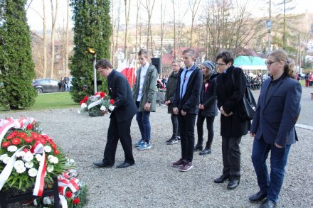 Składanie kwiatów pod Pomnikiem