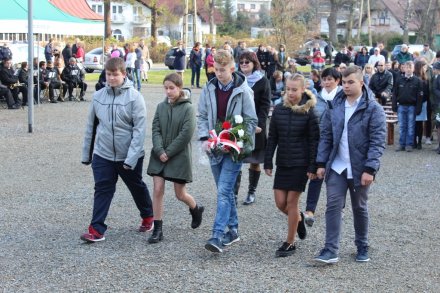 Składanie kwiatów pod Pomnikiem