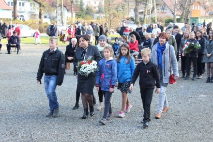 Składanie kwiatów pod Pomnikiem