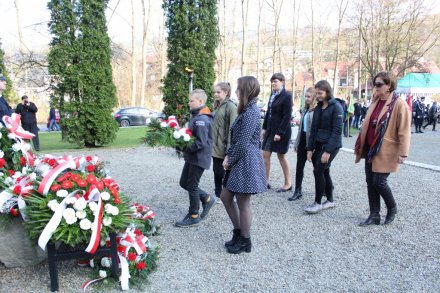 Składanie kwiatów pod Pomnikiem
