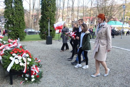 Składanie kwiatów pod Pomnikiem