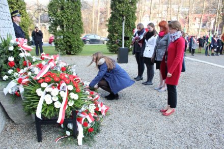 Składanie kwiatów pod Pomnikiem