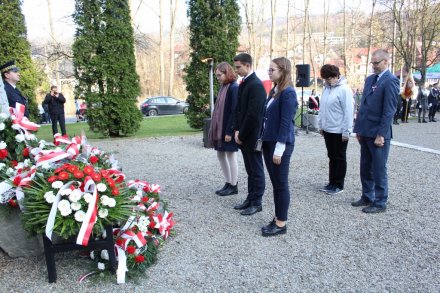 Składanie kwiatów pod Pomnikiem