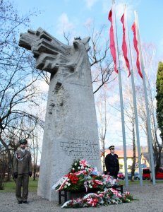 Pomnik z kwiatami