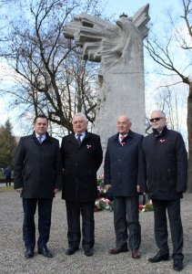 Burmistrzowie pod Pomnikiem na pamiątkowej fotografii