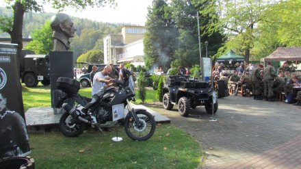 X Piknik Spadochroniarski - źródło: Skoczek Spadochronowy Służb Ochrony