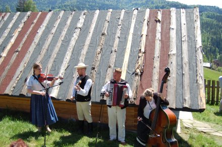 Kapela góralska przed kolibą na Cieńkowie