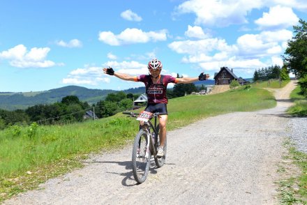 Jeden z kolarzy na trasie/fot. BikeMaraton.com.pl