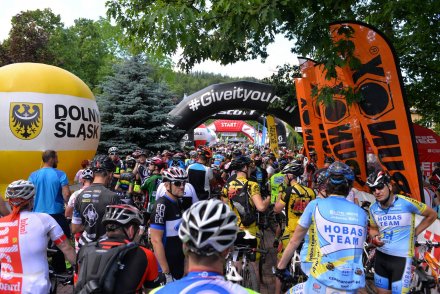 Oczekiwanie na start w sektorach kolarzy/fot. BikeMaraton.com.pl