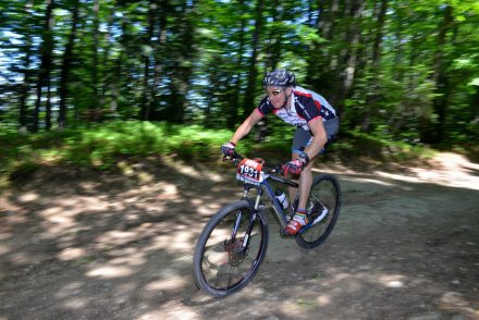 Jeden z kolarzy na trasie/fot. BikeMaraton.com.pl