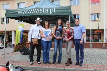 Burmistrz Tomasz Bujok, głowny organizator i nagrodzone pucharami trzy uczestniczki rajdu