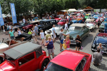 Samochody zgromadzone na płycie rynku