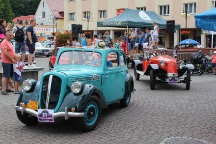 Przejazd samochodów przez rynek