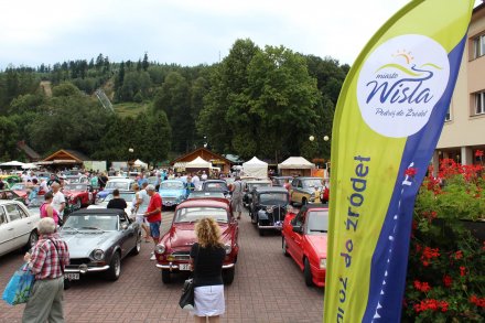 Samochody zgromadzone na płycie rynku