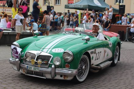 Jeden z uczestników zlotu w swoim samochodzie