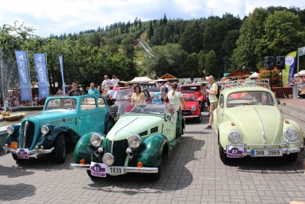 Trzy samochody stojące na rynku