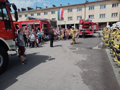 ćwiczenia podczas Dnia Strażaka