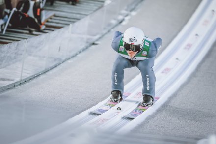 Fragment drużynowego konkursu Pucharu Świata w skokach narciarskich w Lahti