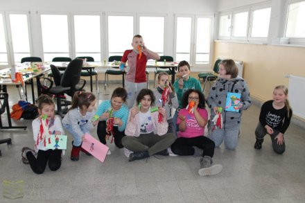 Dzieci na zajęciach w bibliotece