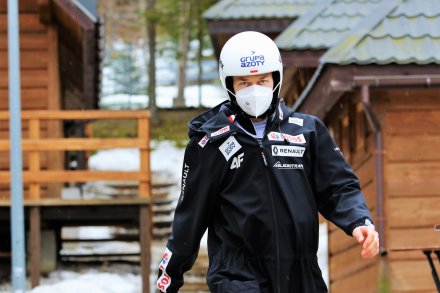 Aleksander Zniszczoł w czasie Pucharu Kontynentalnego w skokach narciarskich w Zakopanem