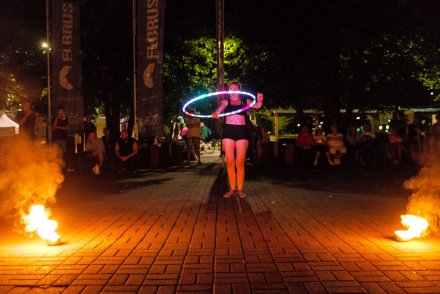 Pokaz tańca z ledowym hula hop