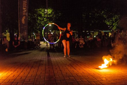 Pokaz tańca z ledowym hula hop