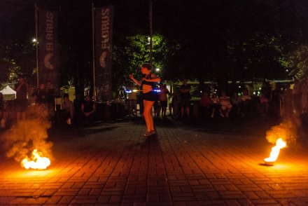 Pokaz tańca z ledowym hula hop