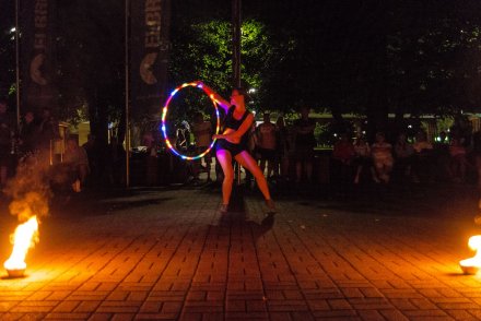 Pokaz tańca z ledowym hula hop